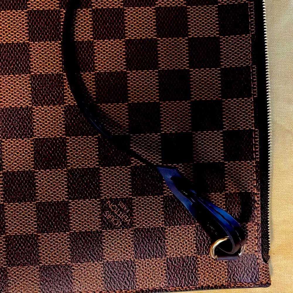 Authentic Brand New Never used Louis Vuitton Damier Ebene Wristlet